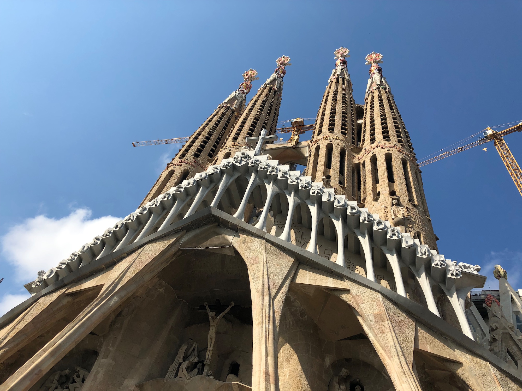 Sopra: un'altra immagine della Sagrada Familia; sotto, Parc Güell