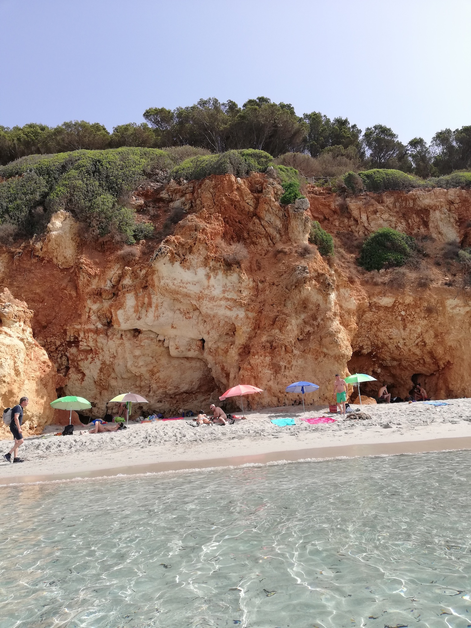 Un tratto di Playa Binigaus, dove le rocce si tuffano nel mare!