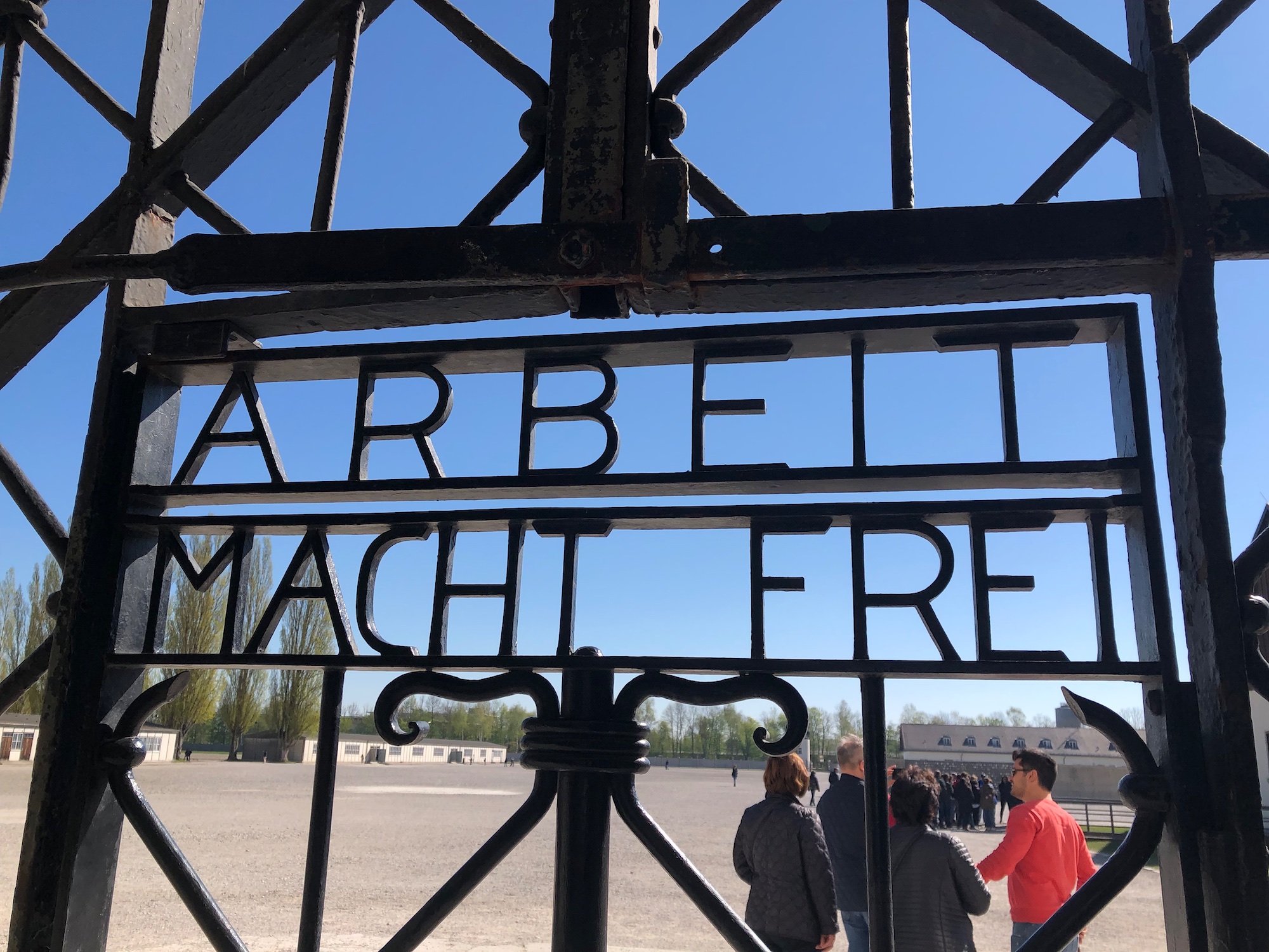 Dacahu: lo storico cancello di ferro con la scritta "Arbeit macht frei" (il lavoro rende iberi)