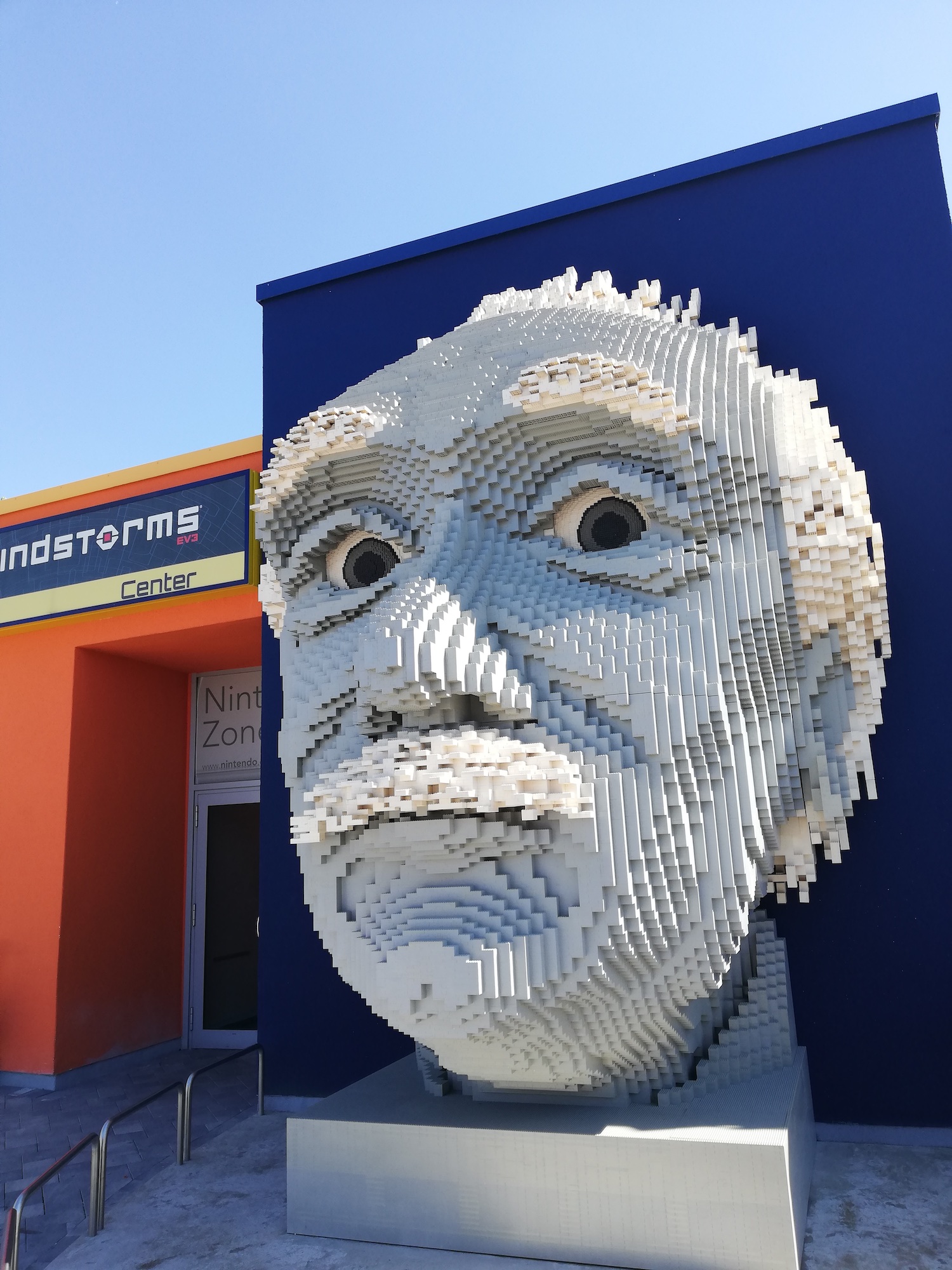 Per costruire il volto di Albert Einstein con i lego, ci sono volute 1200 ore di lavoro!