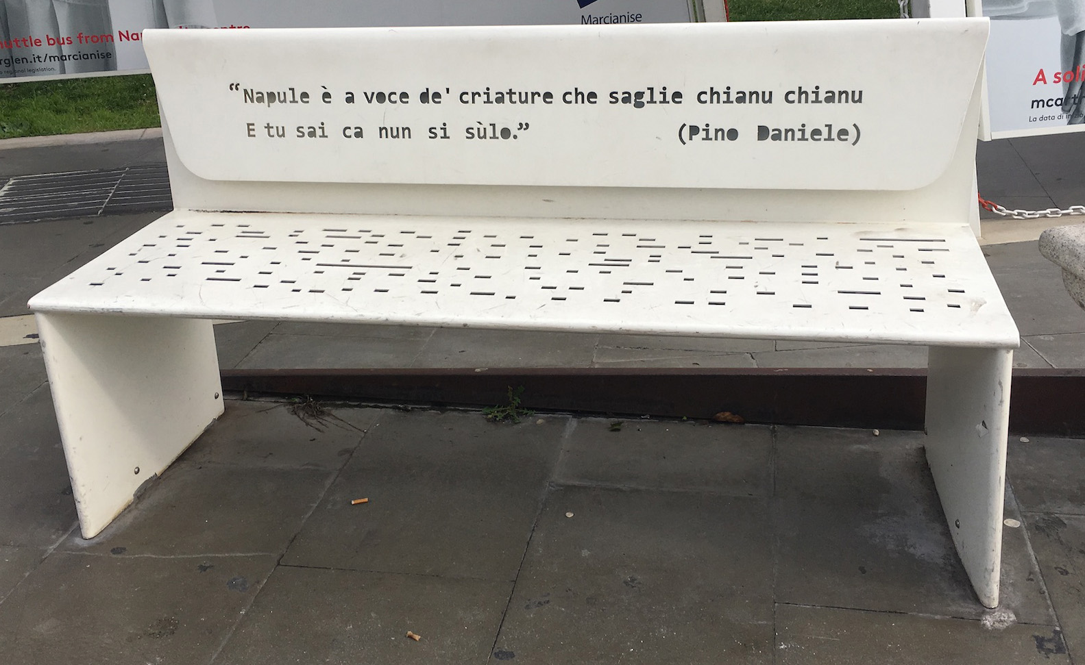 Una panchina dedicata a Pino Daniele all'uscita dall'aeroporto
