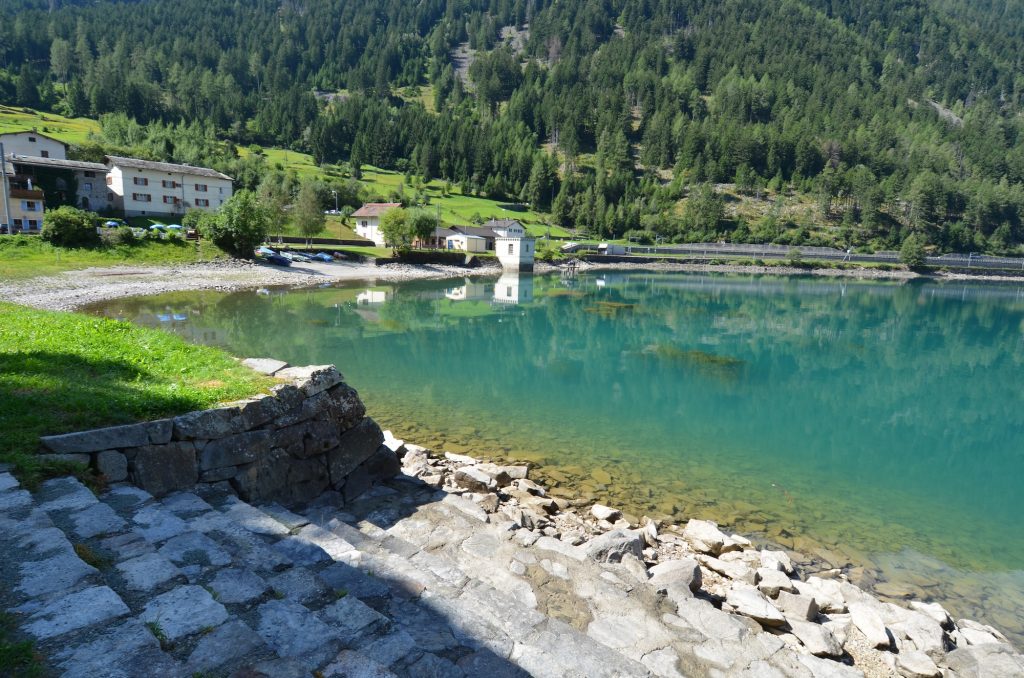 Specchiarsi nelle acque verdi del Lago di Poschiavo è un'esperienza unica!