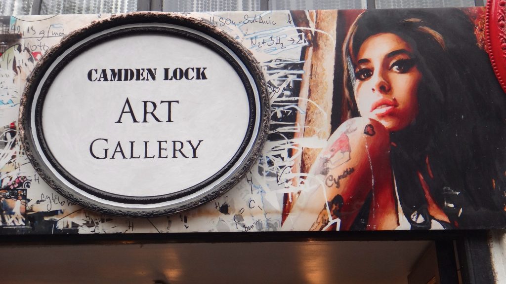 L'indimenticata Amy Winehouse ritratta in un quadro di una piccola galleria d'arte.