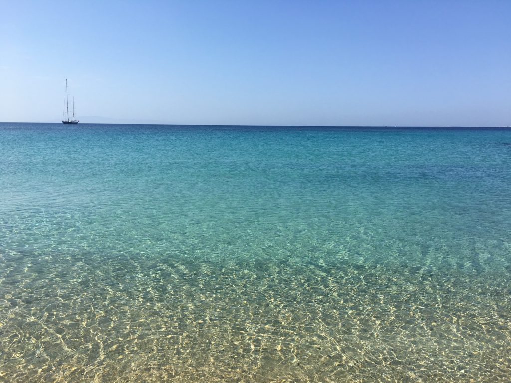 Il mare di Agios Prokopios ha tutte le sfumature del blu!
