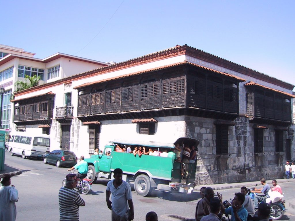 Un autobus stracolmo di gente passa davanti all'antica residenza di Diego Velázquez, il fondatore della città. 
