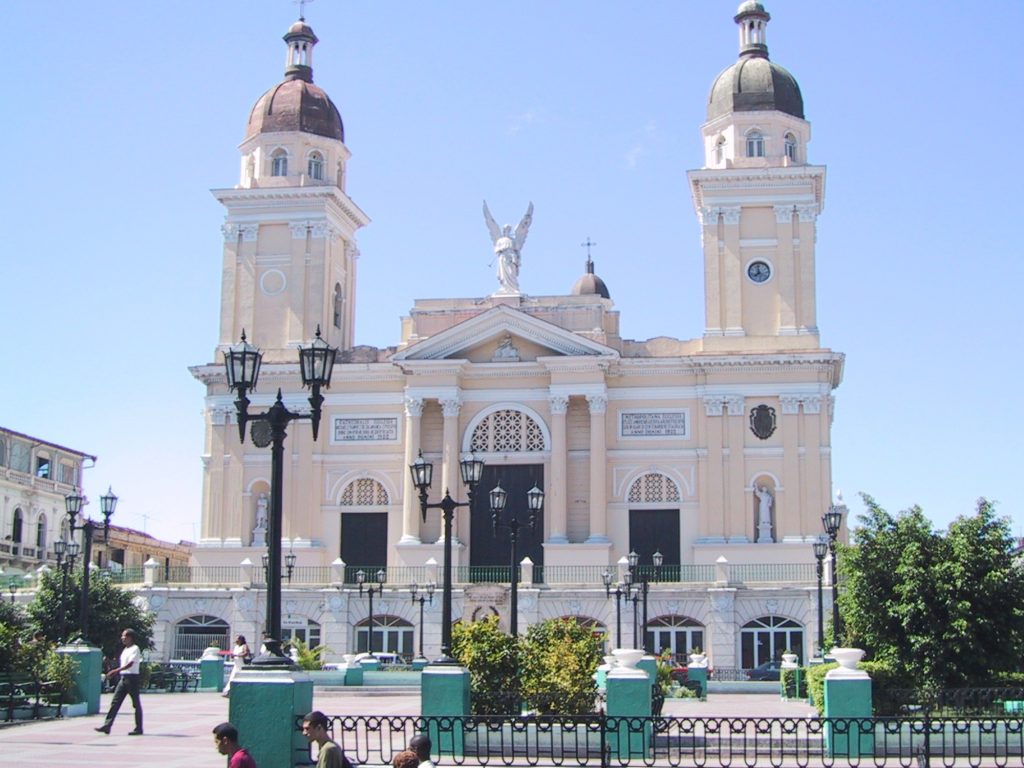La cattedrale di Nuestra di Senora de la Asunción domina Parque Cespedes.