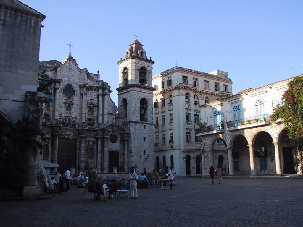 La Catedral de San Cristóbal de La Habana domina Plaza de la Catedral con le sue due torri e la sua bellissima facciata barocca!