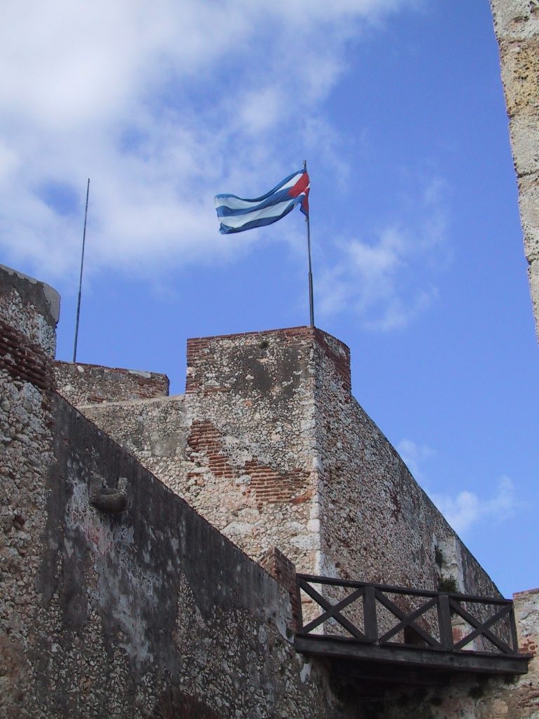 La bandiera di Cuba sventola libera da una delle torri del Castillo de San Pedro del Morro!