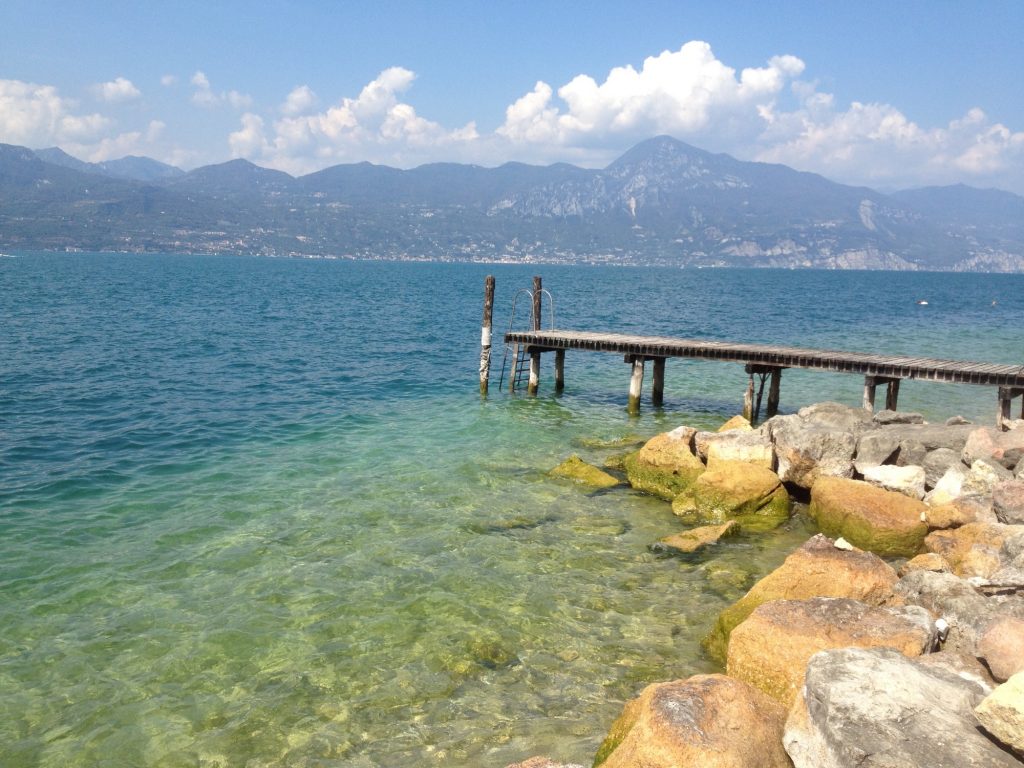 Le acque cristalline del lago di Garda vi aspettano a Malcesine per un tuffo o un giro in barca!