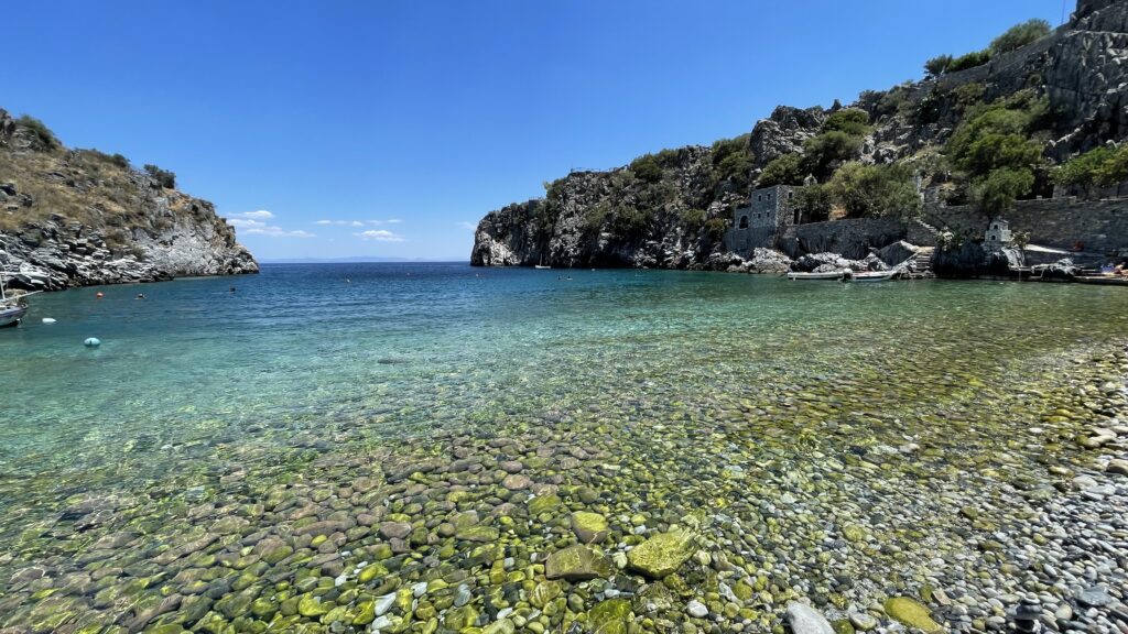 Le acque verdi e azzurre della spiaggia di Alypa, uno dei tesori del Mani
