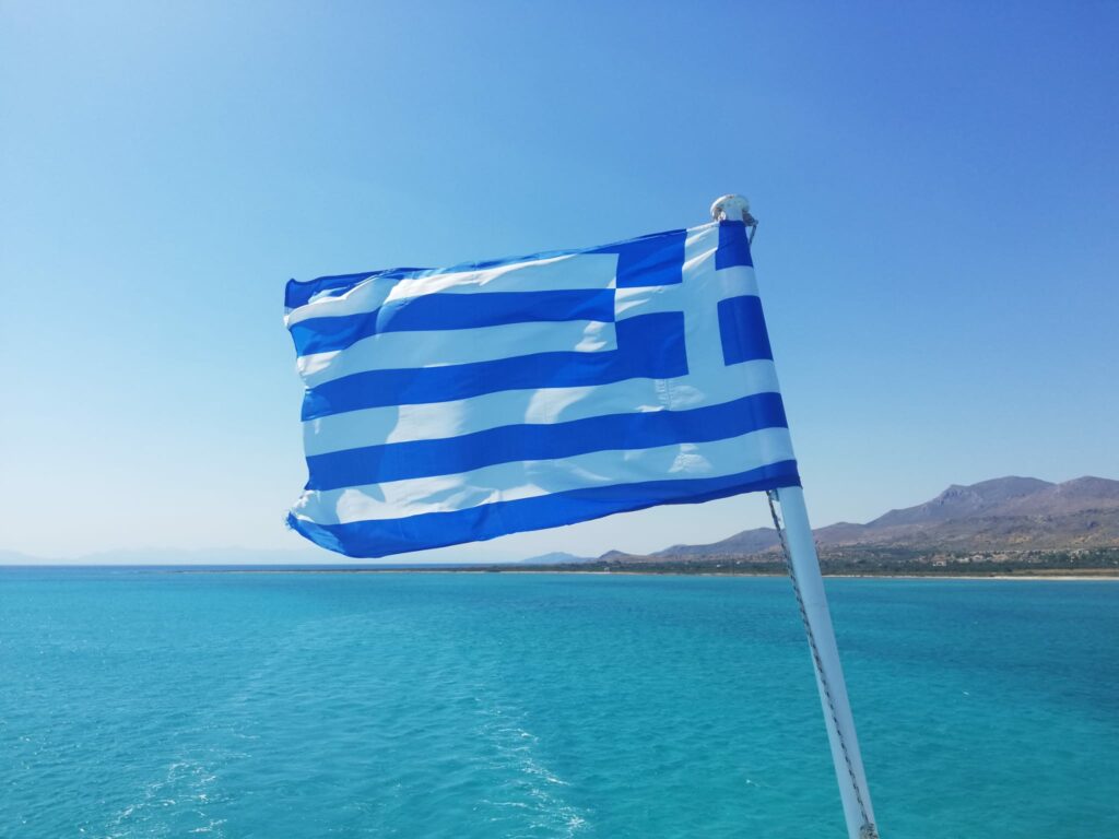 I colori della bandiera greca ricordano le tonalità accese del suo mare!