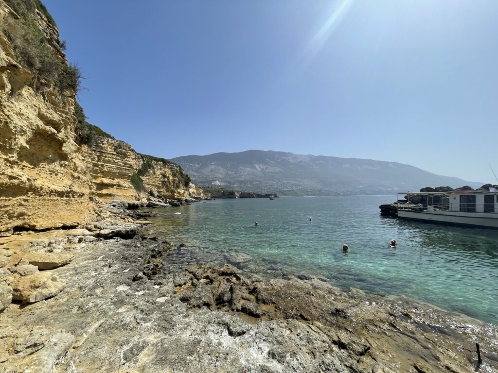 Un bagno rilassante nelle acque che bagnano il porticciolo e la spiaggia di Pessada è d'obbligo!