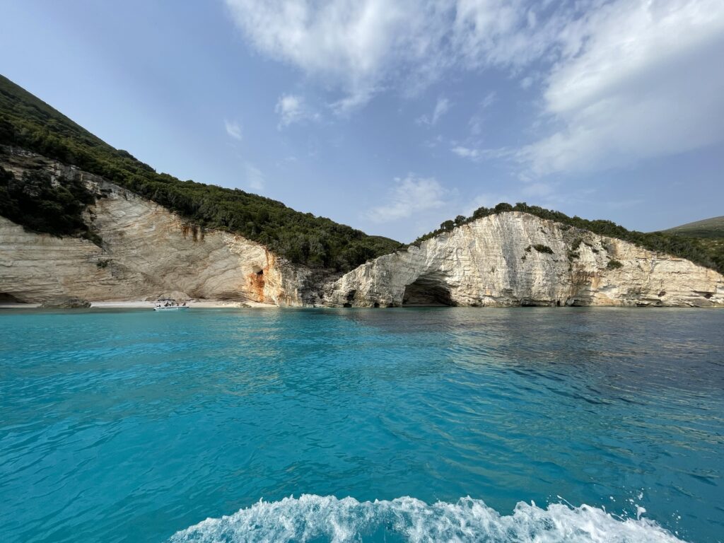 Il mare della "Blue lagoon": Grecia o Caraibi?