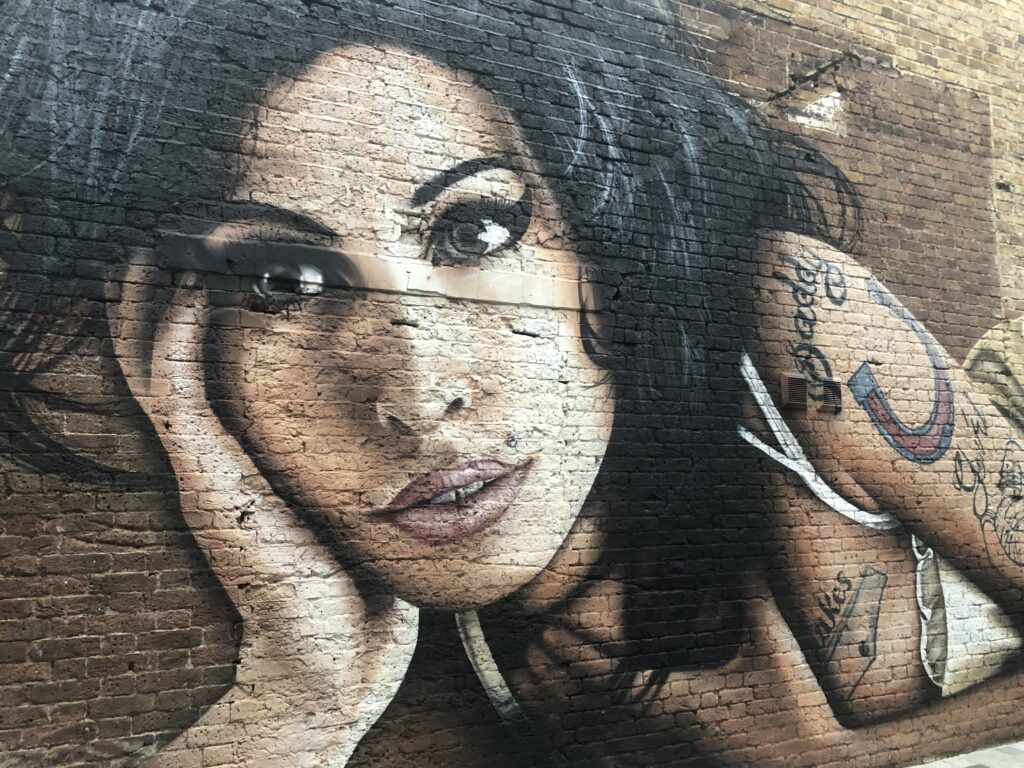 Un murales dedicato all'indimenticata Amy Winehouse, che si può incontrare in una delle vie del colorato quartiere di Camden.