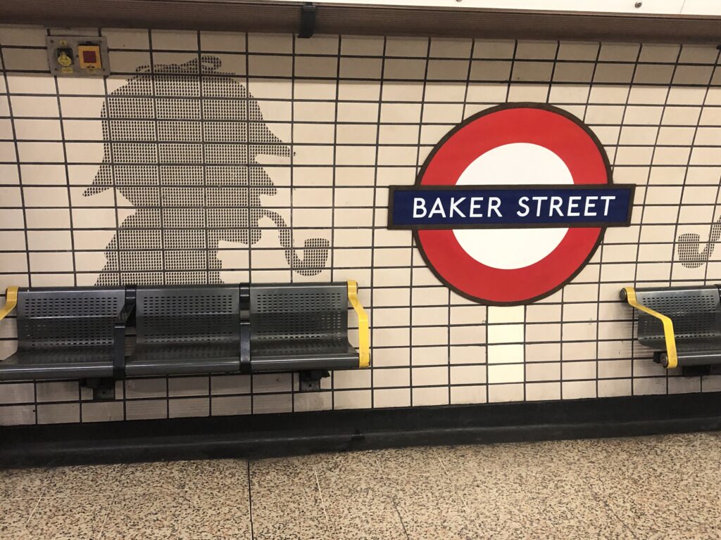 La fermata della metropolitana di Baker Street, dove l'ombra del detective più famoso al mondo scruta sospettosa i passanti.
