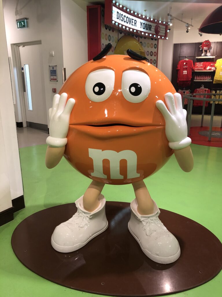Una delle mascotte degli M&M's, le praline di cioccolato conosciute in tutto il mondo.